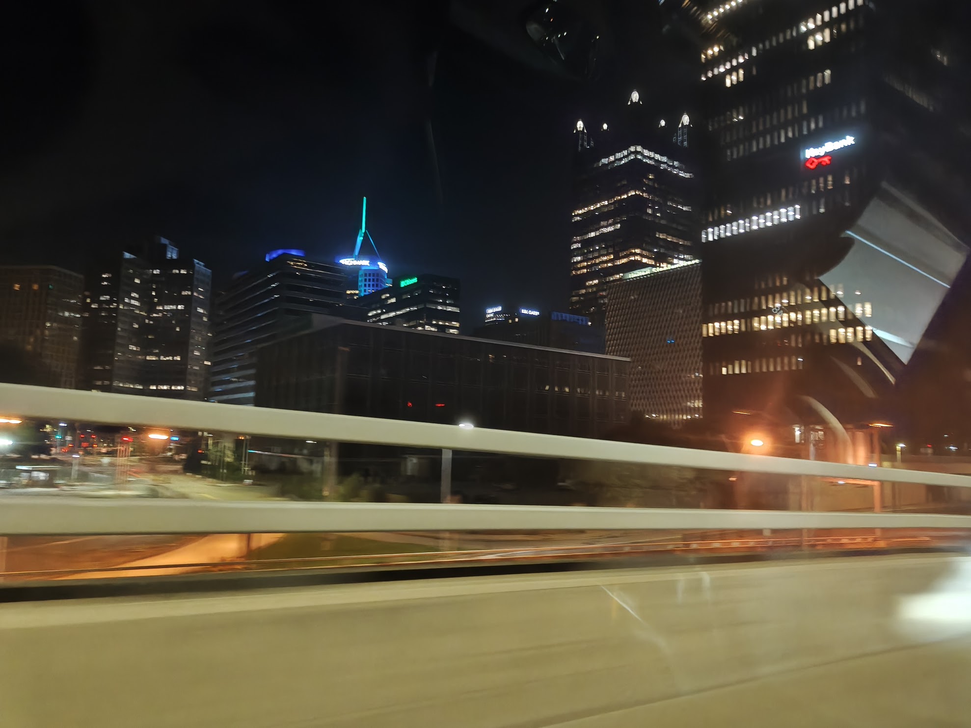 午夜匹兹堡市中心的夜景