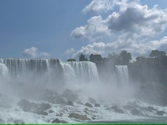 瀑布前方的景色